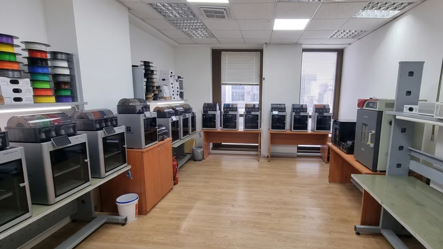 מעבדת ההדפסה של EQ-Tech באשדוד: שורות מדפסות FDM, מדף גלילי פילמנט וציוד עזר